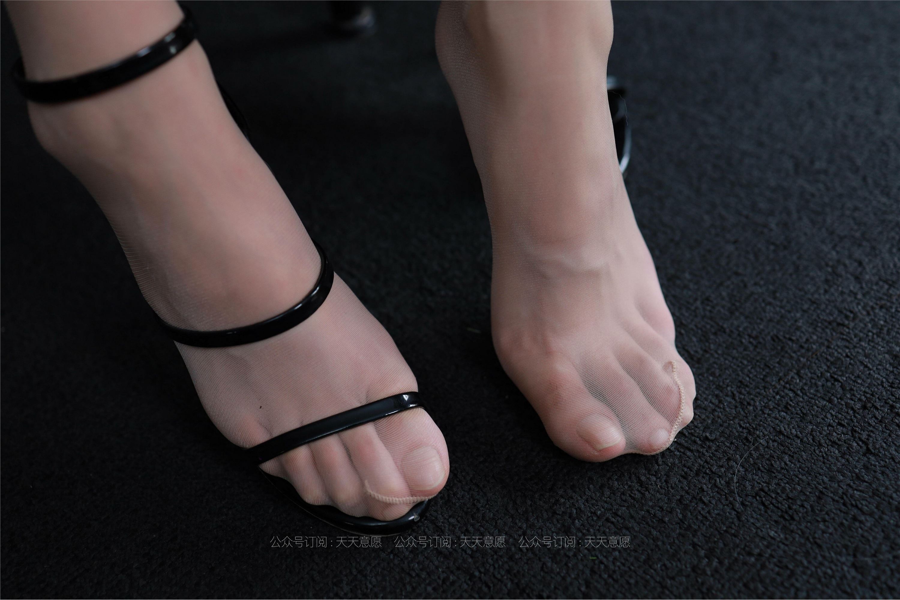 IESS异思趣向 - 模特：肉肉《桌底下的制服》